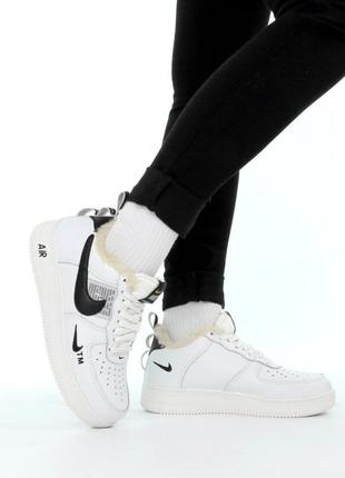 Зимние женские кроссовки nike air force 1 low white black fur / форсы белого с черными цветами мех