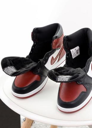 Зимові жіночі кросівки nike air jordan 1 retro white black red fur / джордан чорного з білим та червоним кольорів хутро2 фото