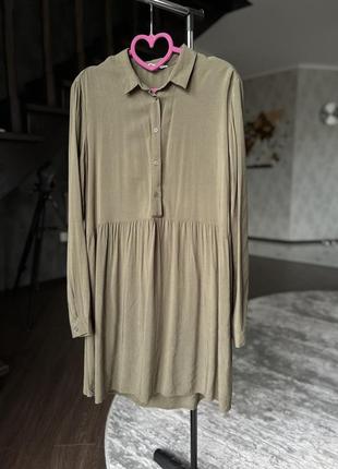Красива сукня в кольорі хакі від terranova