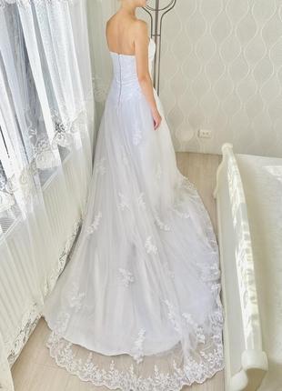 Весельное платье со шлейфом размер m