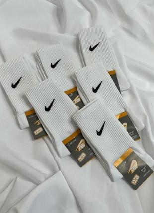 Модель осінніх високих спортивних шкарпеток nike, білі носки найк для тренувань купити унісекс, базові класичні шкарпетки nike