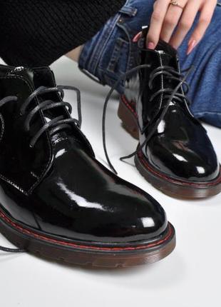 Жіночі черевики на шнурках