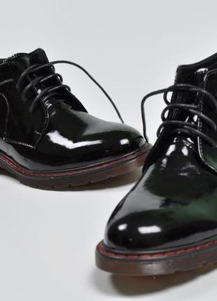 Жіночі черевики на шнурках