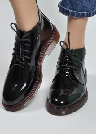 Жіночі черевики на шнурках