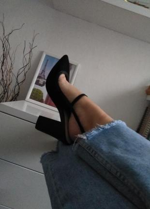 Красиві і стильні черевички на зручному товстому каблуці2 фото