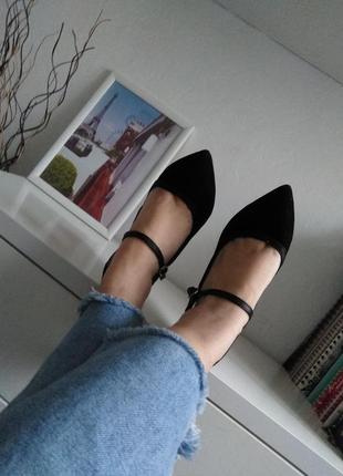 Красиві і стильні черевички на зручному товстому каблуці4 фото
