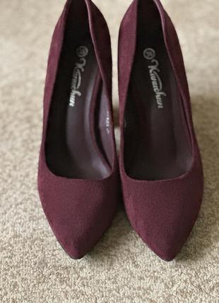 Дуже гарні бордові туфельки на вузьку ніжку