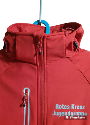 Яркая софтшел куртка clique