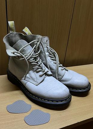 Dr martens white pascal