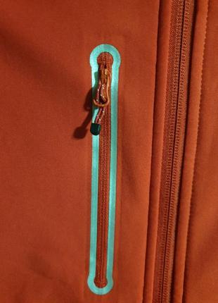 Яркая софтшел куртка clique