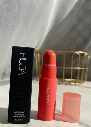 Кремовые румяна в стеку huda beauty coral cutie8 фото