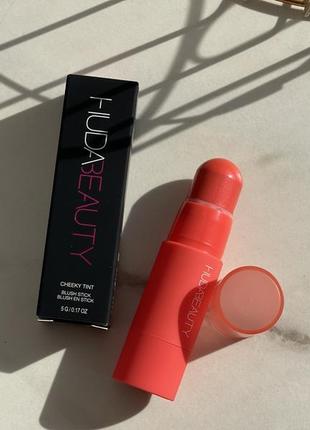 Кремовые румяна в стеку huda beauty coral cutie10 фото