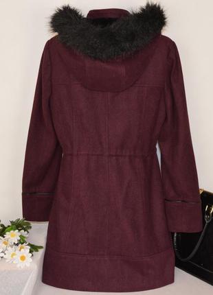 Брендовое бордовое демисезонное пальто с меховым капюшоном и карманами atmosphere3 фото