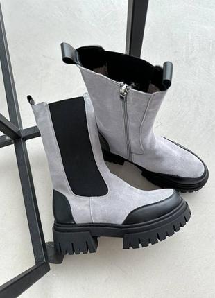 Натуральные замшевые серые высокие зимние ботинки - челси на черной подошве3 фото