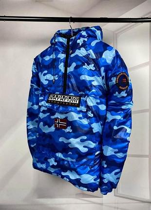 Синий мужской камуфляжный анорак.