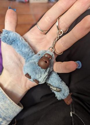 Брелок kiplining, брелок киплинг бибизированная серо-голубая, малька киплинг обезина купить, аксессуар к сумке