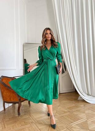 Женское роскошное элегантное длинное атласное зеленое платье на запах 20231 фото