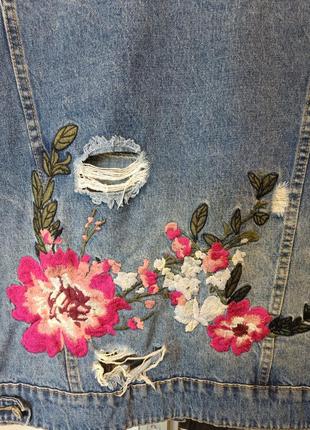 Джинсовая куртка с вышивкой