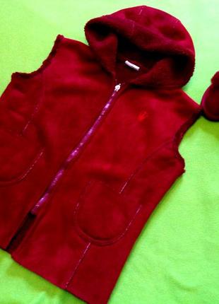 Короткая жилетка с капюшоном овчинка.цвет бордо
