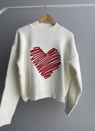 Стильный пушистый свитер белый с сердцем