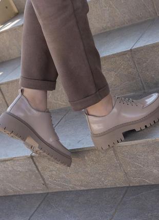 Бежевые женские лаковые туфли на шнурках с бежевой подошвой размеры 36-417 фото