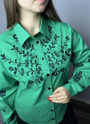 Сорочка жіноча елегантна з вишивкою зелена modna kazka mkrm4134-12 фото