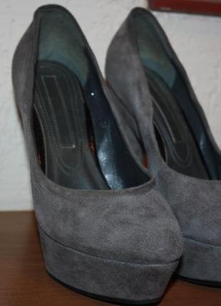 Классические замшевые серые туфли на высоком каблуке и платформе.2 фото