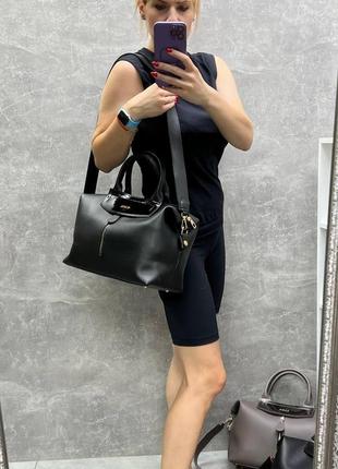 Черная сумка- саквояж деловая удобная  брендовая женская4 фото