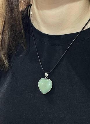 Кулон из натурального камня нефрит в форме сердца в оправе на ювелирной цепочке - оригинальный подарок девушке7 фото