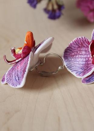 Фиолетовые серьги ручной работы с цветами из полимерной глины "фиолетовые орхидеи с росписью".6 фото