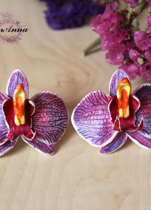 Фиолетовые серьги ручной работы с цветами из полимерной глины "фиолетовые орхидеи с росписью".2 фото