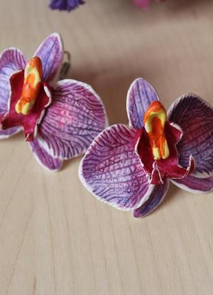 Фиолетовые серьги ручной работы с цветами из полимерной глины "фиолетовые орхидеи с росписью".7 фото