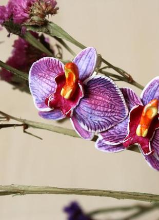 Фиолетовые серьги ручной работы с цветами из полимерной глины "фиолетовые орхидеи с росписью".4 фото