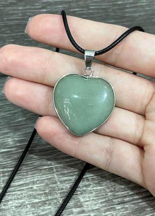 Кулон із натурального каменю нефрит у формі сердечка в оправі на шнурочку - оригінальний подарунок дівчині