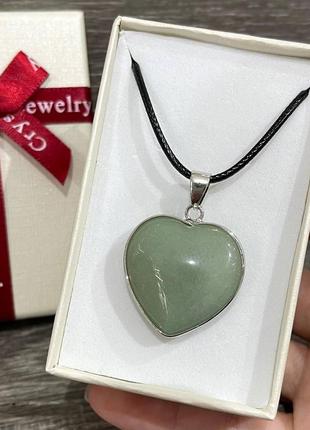 Кулон із натурального каменю нефрит у формі сердечка в оправі на шнурочку екошовк - оригінальний подарунок дівчині у коробочці