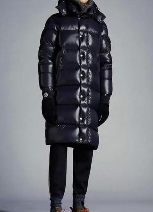 Довгий пуховик moncler.