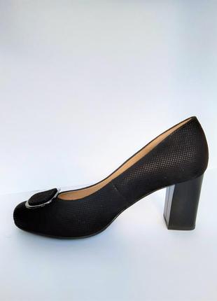 Туфли на устойчивом  каблуке из лазерной натуральной кожи женские