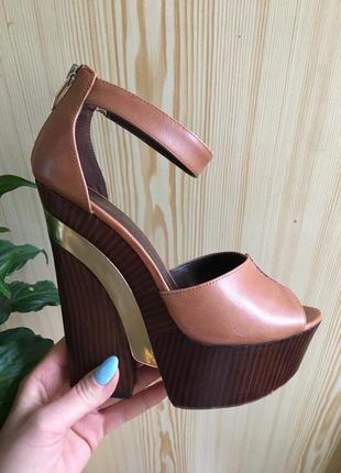 Шкіряні босоніжки на платформі для pole dance vince camuto.