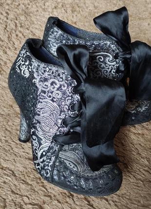 Неймовірні ботільйони irregular choice