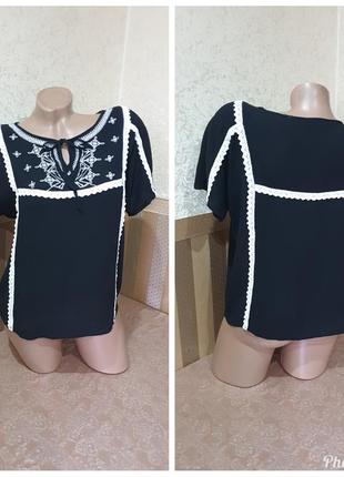 Блузка з вишивкою.