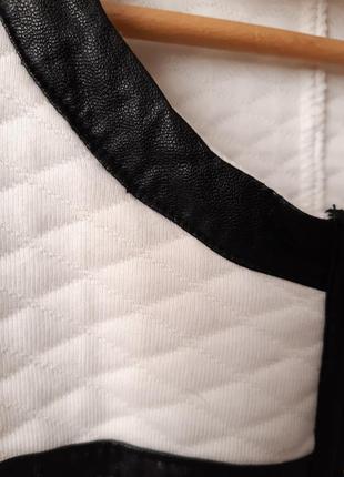 Белый трикотажный пиджак на молнии с вставками из эко кожи4 фото