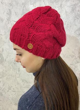 Красная женская шапка1 фото