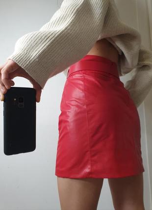 Шикарная яркая кожаная юбка мини короткая по фигуре с высокой посадкой поясом эко-кожа bershka3 фото