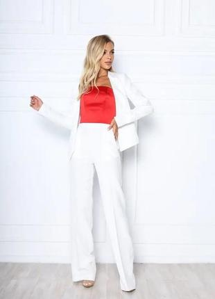 Женский белый деловой костюм из асимметричного пиджака и брюк