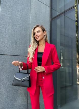Женский красный деловой костюм из пиджака и укороченных брюк3 фото