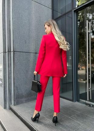 Женский красный деловой костюм из пиджака и укороченных брюк2 фото