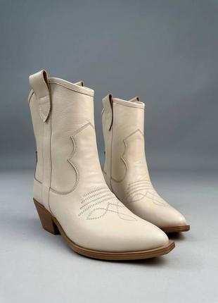 Ботинки ковбойки женские кожаные молочного цвета демисезонные7 фото