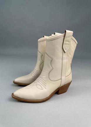 Ботинки ковбойки женские кожаные молочного цвета демисезонные1 фото