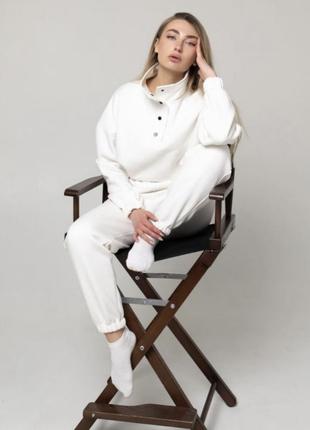 Белый спортивный костюм на флисе трехнить