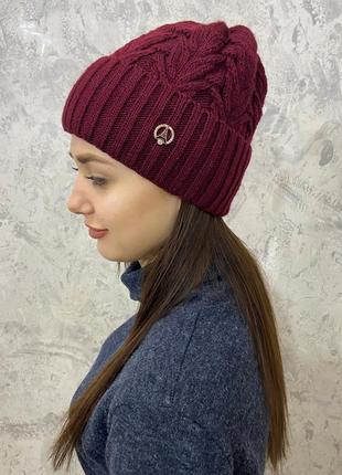 Бордовая женская шапка на флисе с отворотом4 фото